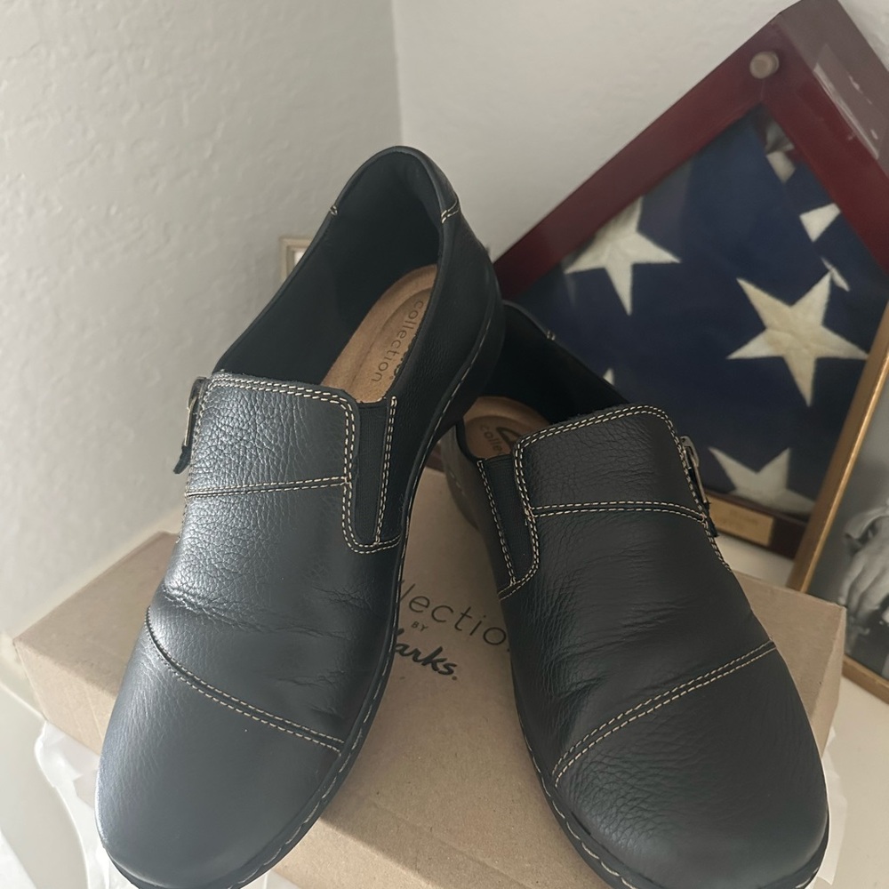Clarks women’s  Black faux Leather Loafers with Stitch Detail size 8